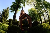 Perełka Osobnicy. Neogotycki kościół ma trzy ołtarze z lwowskiej stolarni. 13 figur z drzewa wyrzeźbili artyści z Tyrolu [ZDJĘCIA]