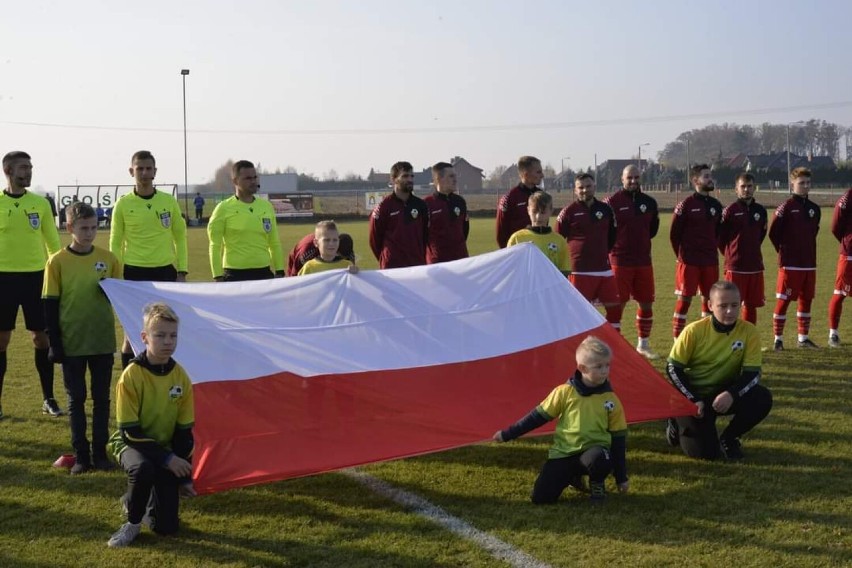 Ostrów Wielkopolski. Grad bramek i komplet widzów na trybunach podczas regionalnego finału PP w Czekanowie 