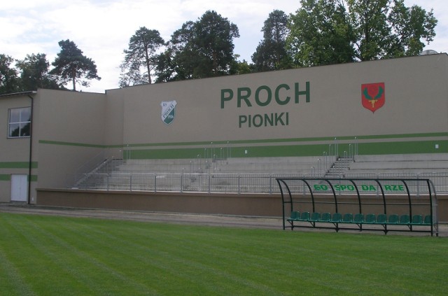Nowa trybuna stadionu miejskiego w Pionkach powstaje już od 2013 roku. Koniec prac ma być w listopadzie tego roku.