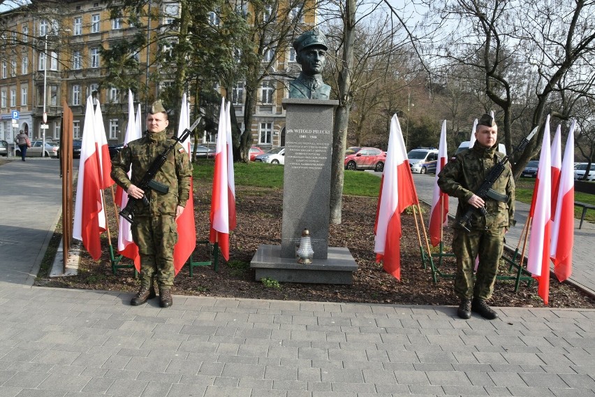 Pomnik rotmistrza Witolda Pileckiego stoi na skwerze przy...