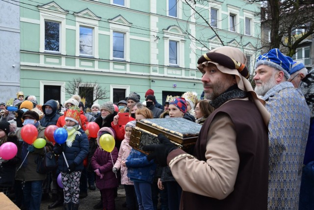 Orszak Trzech Króli to uliczne jasełka, które przyciągają uczestników i widzów  w wielu miejscowościach w Polsce, również w powiecie nowosolskim