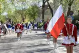 Święto Konstytucji 3. Maja. W Kwidzynie złożenie kwiatów na skwerze Kombatantów i pod pomnikiem Piłsudskiego oraz przemarsz ulicami miasta