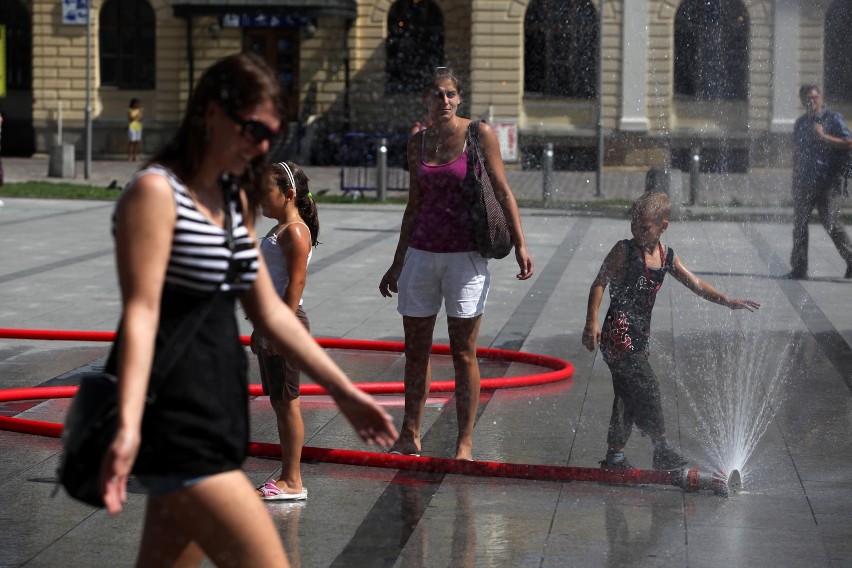 Kraków: upał w mieście. Kurtyny wodne znów stanęły w Rynku Głównym [ZDJĘCIA]