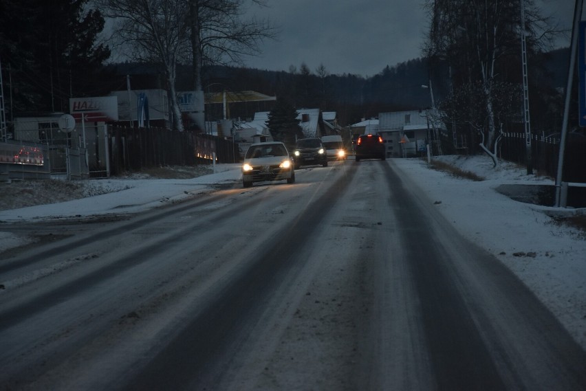 Po śnieżycach, które przeszły nad powiatem, drogi pokryte sa...
