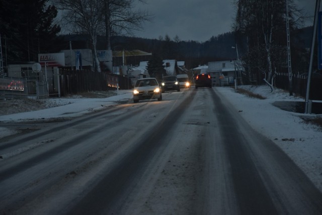 Po śnieżycach, które przeszły nad powiatem, drogi pokryte sa warstwą lodu i śniegu