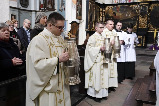 O godz. 10 w katedrze św. Janów Mszę Krzyżma Świętego odprawił biskup Wiesław Śmigiel
