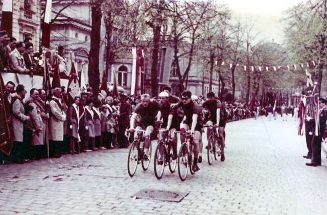 Trybuna przy przychodni, jezdnia z ubytkami i głośnik w zupełnie innym stylu. Zdjęcie wykonane najpóźniej w 1964 roku.