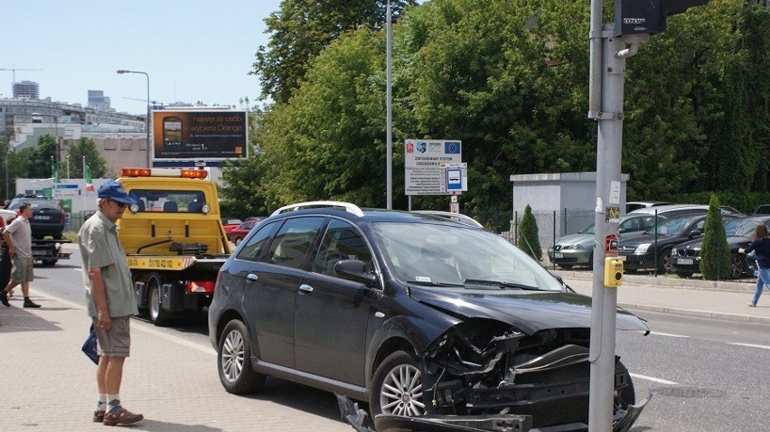 Ul: Zajęcza: Zderzenie samochodu ze skuterem. Mężczyzna trafił do szpitala [ZDJĘCIA]