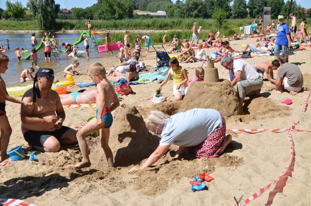 Cztery drużyny budowały zamki z piasku na plaży przy brodziku w Rawie