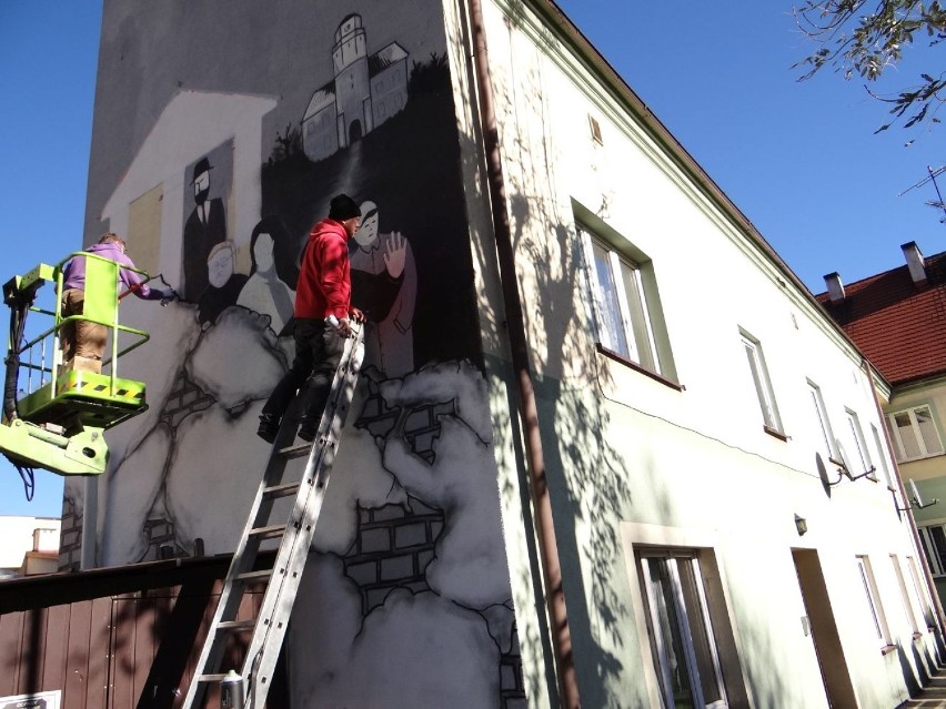 Mural dedykowany wieluńskim Żydom na budynku przy ul....