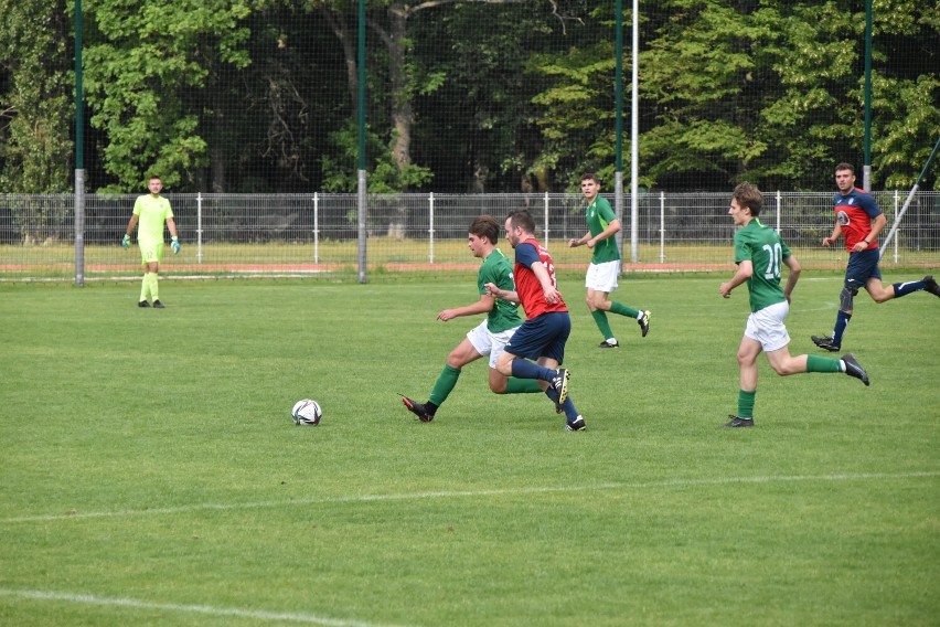 Piłka nożna Śrem. Derby UKS Śrem - Kłos Zaniemyśl bez rozstrzygnięcia. Zawisza Dolsk z historycznym awansem!