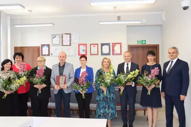 Nauczyciele i dyrektorzy oświatowych placówek na terenie gminy Grębocice odebrali nagrody wójta Romana Jabłońskiego