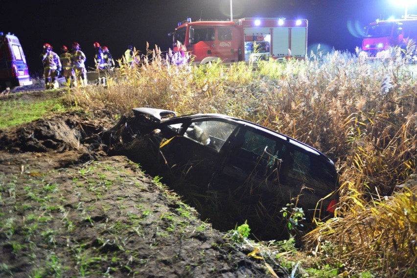 Wypadek osobówki na drodze pomiędzy Nacławiem i Nielęgowem