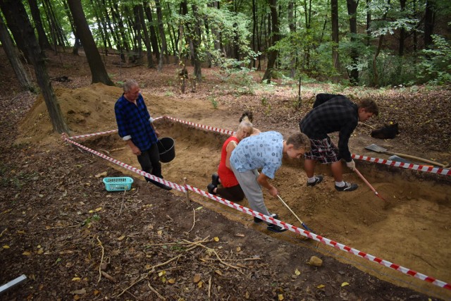 Archeolodzy z Uniwersytetu Rzeszowskiego oraz pracownicy Muzeum Ziemi Bieckiej wspierani przez wolontariuszy pracowali w Kobylance wiosną i latem minionego roku. Teraz badania zostały tam wznowione