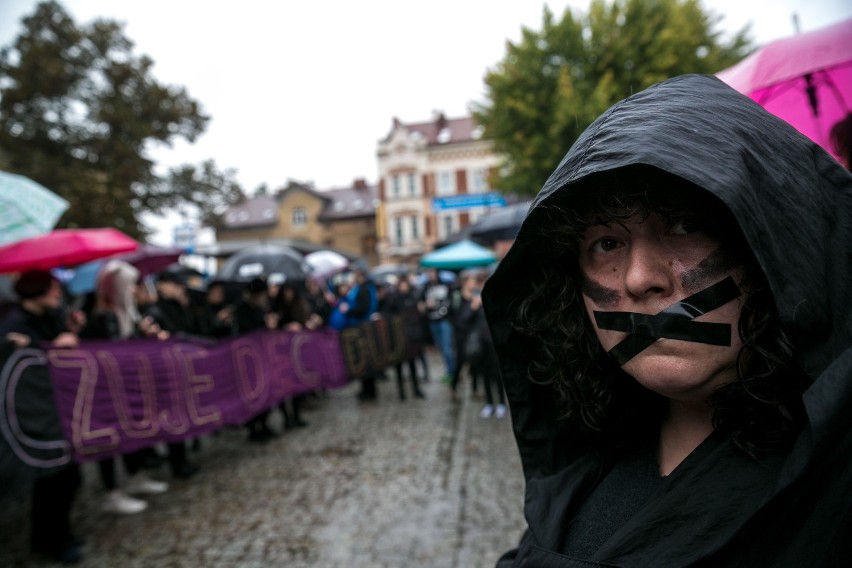 Kraków. Ogólnopolski strajk kobiet  - runda II. "Kobiety nie składają parasolek"