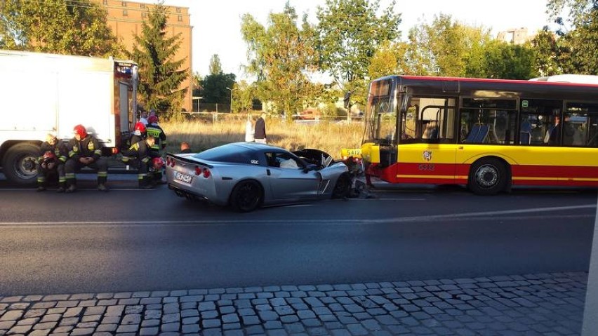 Wypadek corvetty i autobusu MPK na ulicy Obornickiej we Wrocławiu