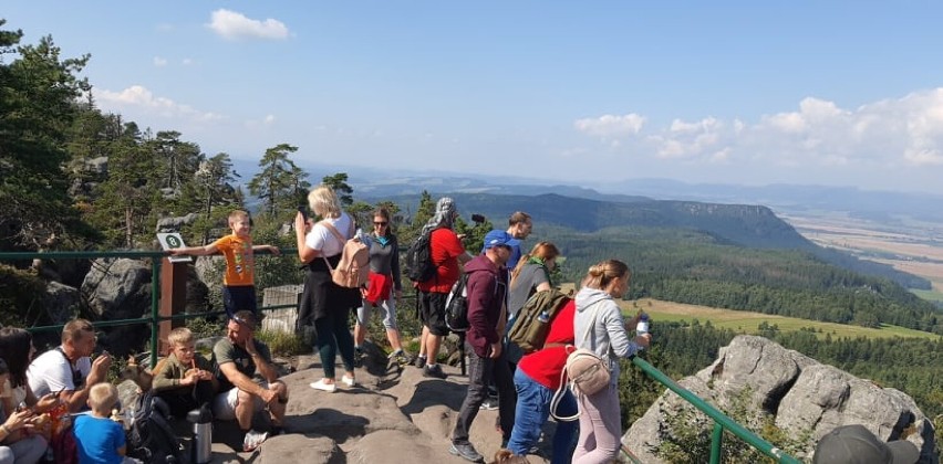 Tłumy turystów na Szczelińcu Wielkim w Górach Stołowych