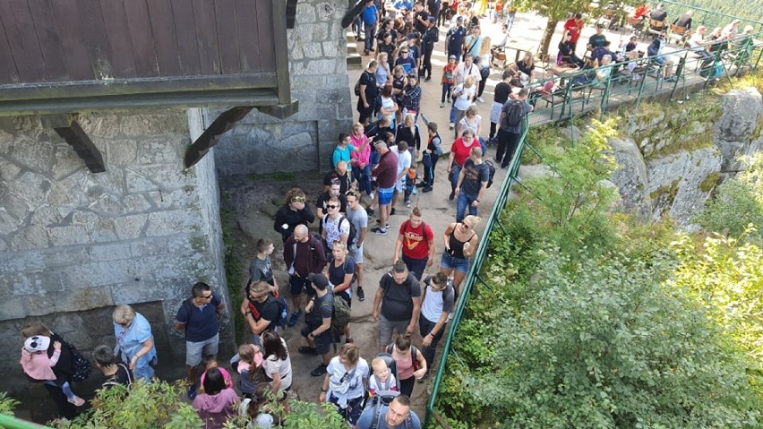 Tłumy turystów na Szczelińcu Wielkim w Górach Stołowych