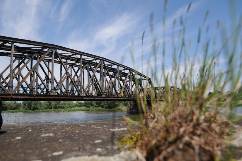 Trwa remont mostu kolejowego nad Wartą na trasie z Kostrzyna...