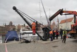 Żuraw portowy po renowacji wrócił na Szafarnię. Drugi obiekt czeka na remont [ZDJĘCIA]