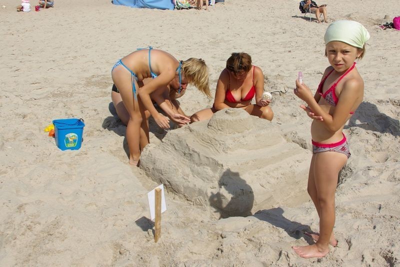Dąbki. Budowali zamki z piasku na plaży w Dąbkach (gm. Darłowo)