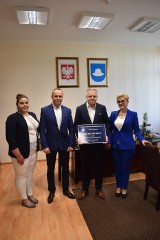 Gmina Kłobuck otrzymała czek na prawie 1,5 miliona zł z Funduszu Inwestycji Samorządowych