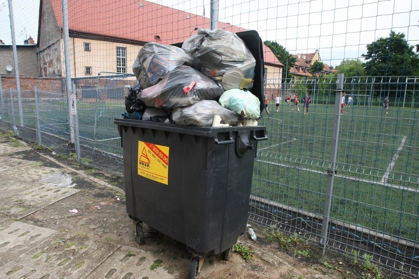 Tak we wtorek, 2 lipca, wyglądał śmietnik przy ul. Cystersów...