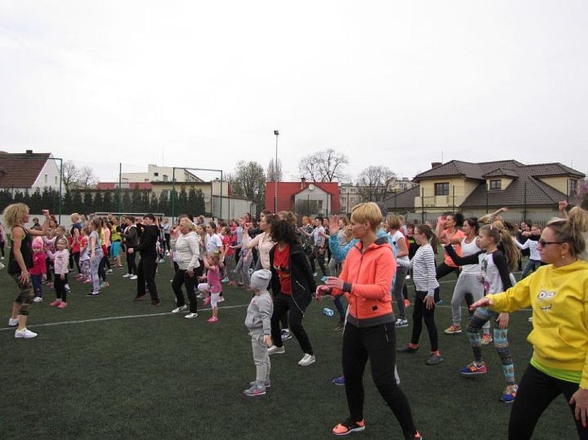 Charytatywny Maraton Zumby na orliku Szkoły Podstawowej nr...