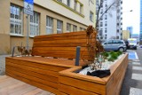 Nowy parklet w Warszawie. Powstał, by zakończyć parkowanie aut na strefie wyłączonej z ruchu