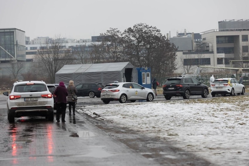 Kolejka do wymazów w punkcie pobrań przy Muzeum Lotnictwa w...