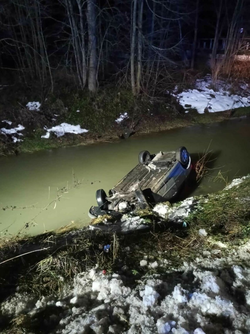 Wypadek w Trzcianie, samochód wjechał do rzeki, kierowca w stanie ciężkim trafił do szpitala