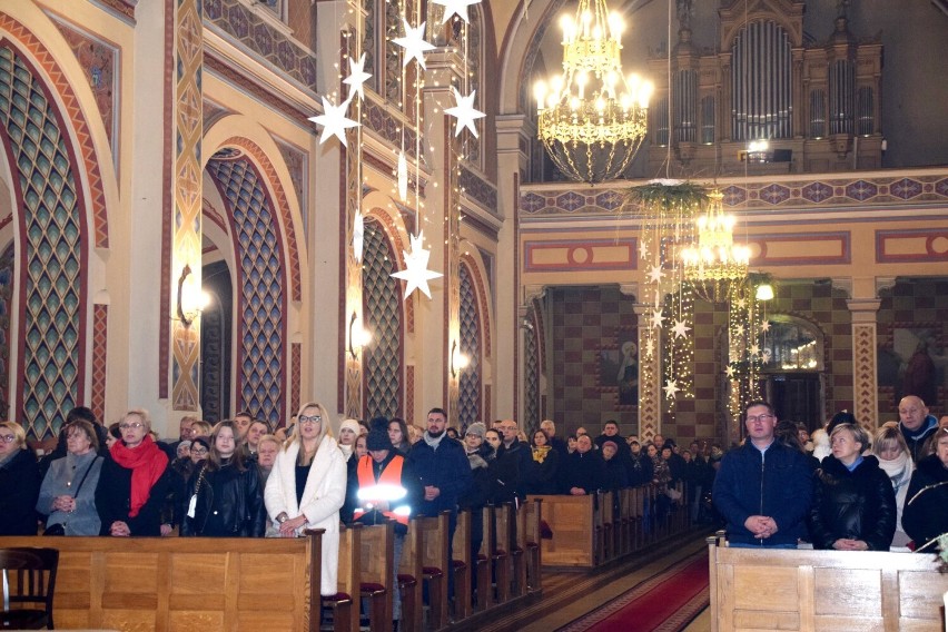 Koncert Młodzieżowej Orkiestry Dętej i Pasterka w kościele św. Ap Piotra i Pawła w Kamieńsku. ZDJĘCIA