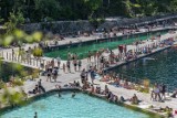 Kraków. Wielkie plażowanie na Bagrach i Zakrzówku. Piękna pogoda w majówkę przyciągnęła wielu amatorów kąpieli i spacerów