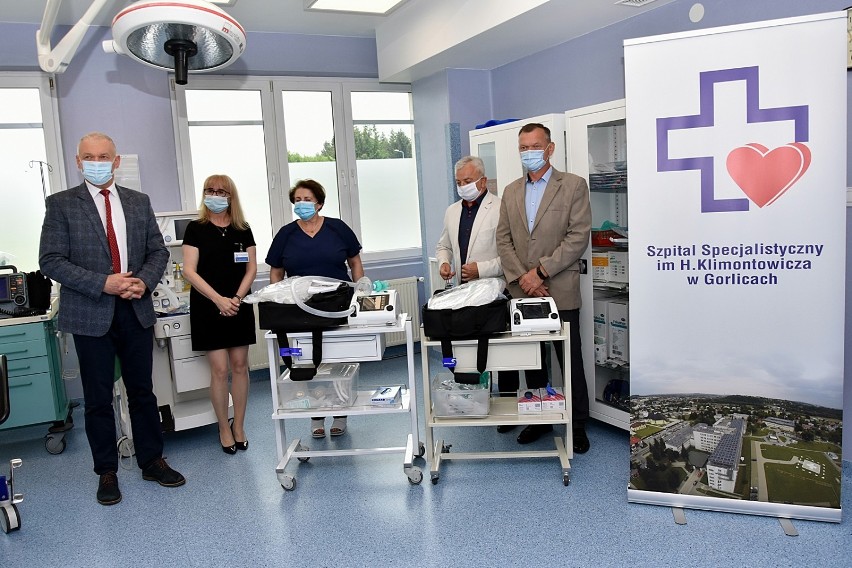 Solidarność z Glinika przekazała gorlickiemu szpitalowi dwa respiratory. Urządzenia są mobilne, będą wykorzystywane na różnych oddziałach