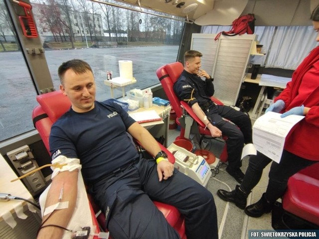 W Kielcach policjanci honorowo oddawali krew, na krajówce w Górnie zachęcali do tego innych. Towarzyszyli im współorganizatorzy akcji