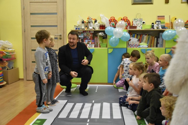 Dzieci z Przedszkola Sióstr Służebniczek w Aleksandrowie Kujawskim przypomniały sobie zasady bezpiecznego poruszania się po drodze.