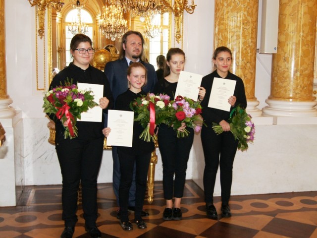 Członkinie jarosławskiego zespołu Felice Guitar Quartet otrzymały stypendium ministra. Nz. z nauczycielem Robertem Polańskim,