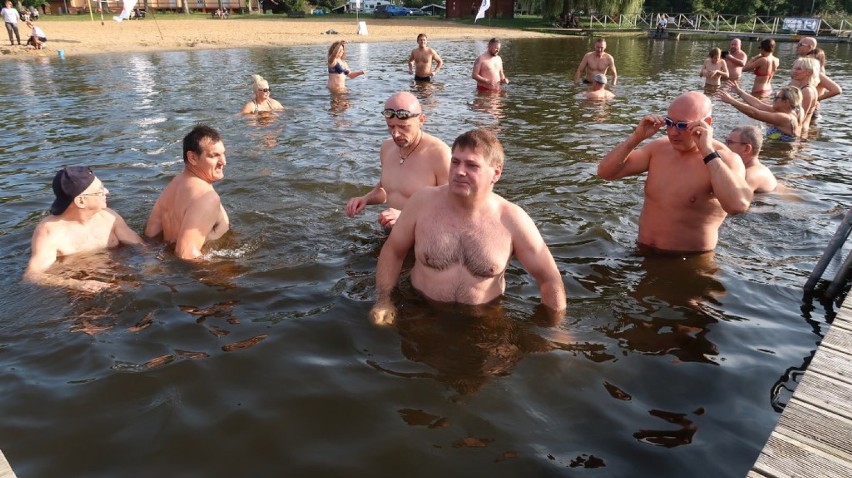 Miłośnicy zimnych kąpieli z klubu Yeti w Lesznie zainaugurowali sezon. Zapraszają do wspólnego morsowania [ZDJĘCIA]