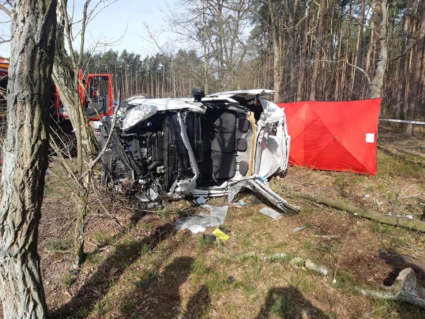 Śmiertelny wypadek na drodze Szynkielów - Stolec ZDJĘCIA