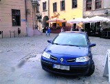 Stare Miasto: Samochody wjeżdżają i parkują pomimo zakazów