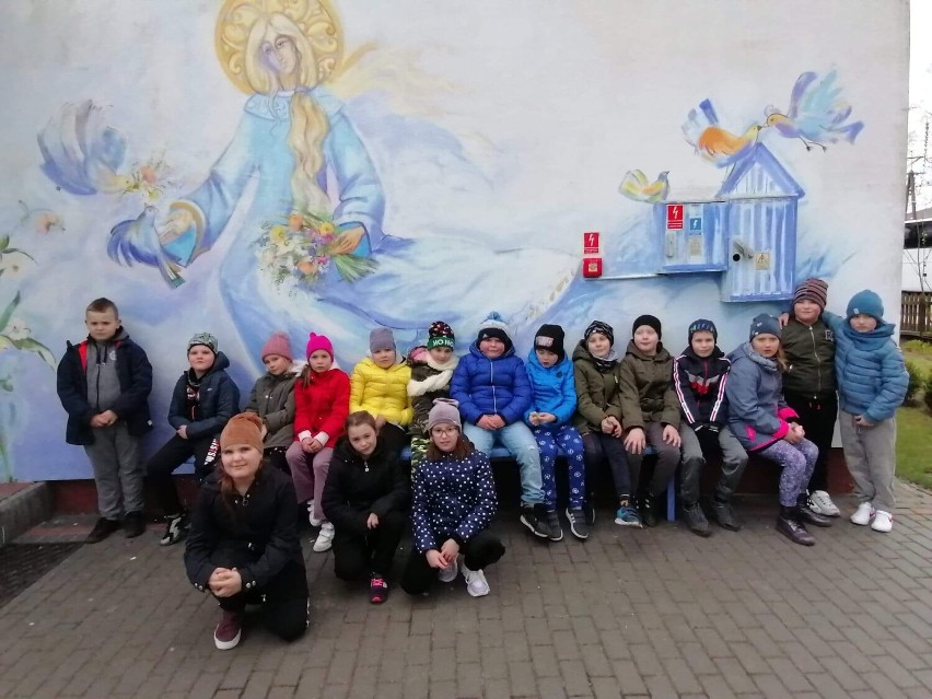 Uczniowie Szkoły Podstawowej w Wierzbicy udali się do Krainy Rumianku malować pisanki i nie tylko... Zobacz zdjęcia