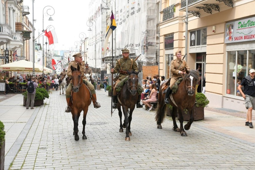 „Kadrówka” ponownie w Kielcach. Jej uczestnicy uroczyście przeszli przez miasto. Zobacz zdjęcia