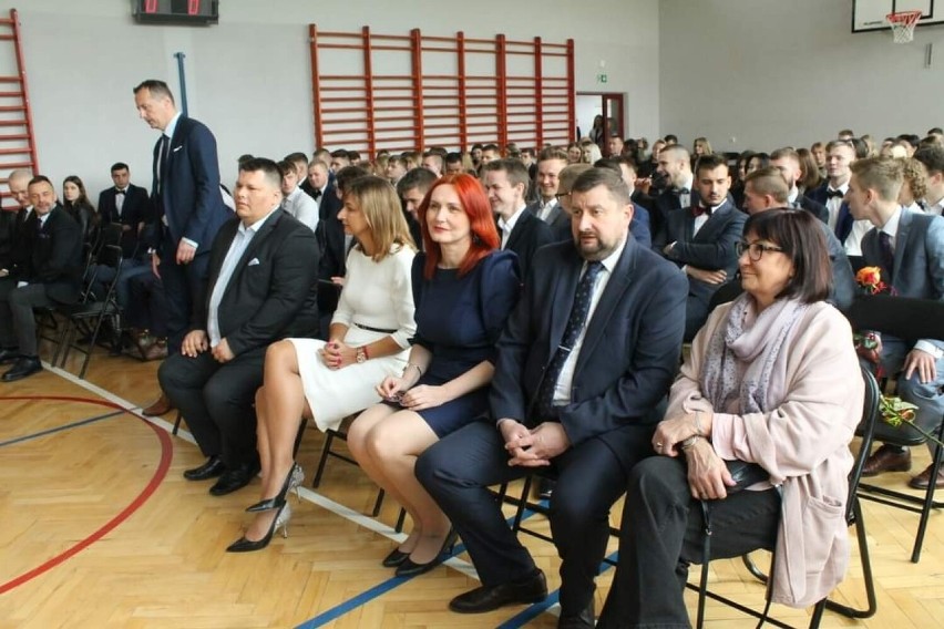 Maturzyści z Zespołu Szkół numer 1 w Opatowie zakończyli rok szkolny. Zobacz piękną uroczystość