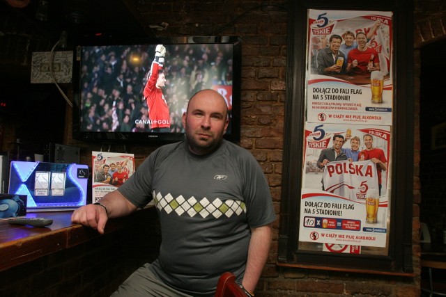 W Katowicach transmisję  z Mistrzostw Europy w piłce nożnej będziemy mogli obejrzeć przykładowo w pubie "Śruba i Przyjaciele" przy ulicy Mariackiej. Na zdjęciu Roman Rzepka, szef pubu. A na drugim planie już grają