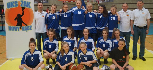Kadetki Uczniowskiego Klubu Sportowego Żak znalazły sie w gronie ośmiu najlepszych ekip w kraju.