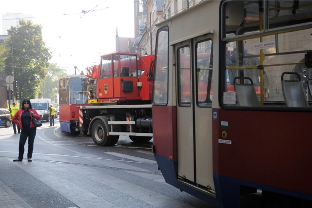 Dwa tramwaje blokują wyjazd z pętli.