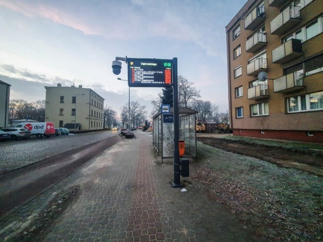 Na kilkunastu przystankach autobusowych w Lesznie będą tablice elektroniczne takie jak ta na przystanku przy Dąbrowskiego