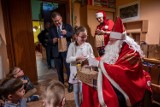 Św. Mikołaj wraz z marszałkiem odwiedził podopiecznych Domu Dziecka w Żmiącej. Radości nie było końca. Zobacz zdjęcia