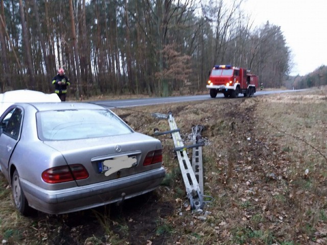 Do wypadku doszło w środę, 14 marca, po południu na drodze wojewódzkiej nr 137 między Sulęcinem i Międzyrzeczem. Na łuku drogi koło wsi Pieski mercedes wpadł w poślizg, zjechał na pobocze i uderzył bokiem w słup z linią napowietrzną energetyczną o napięciu 15 kV. Uderzenie było tak silne, że słup pękł jak zapałka, a kable spadły na dach pojazdu. Dlatego pracownicy pogotowia energetycznego musieli odciąć prąd na tym odcinku.