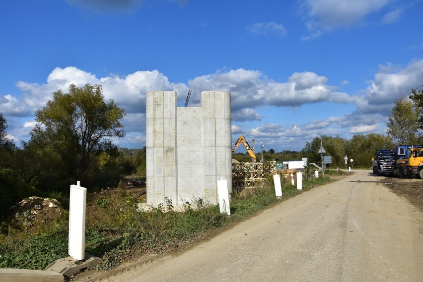 Borusowa. Na brzegach Wisły już widać pierwsze podpory nowego mostu łączącego Powiśle ze Świętokrzyskim [ZDJĘCIA]